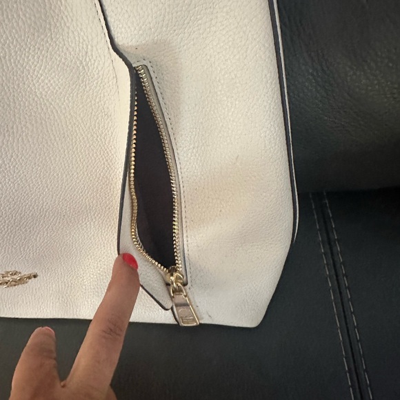 Off white authentic coach leather shoulder bag. - Picture 5 of 8